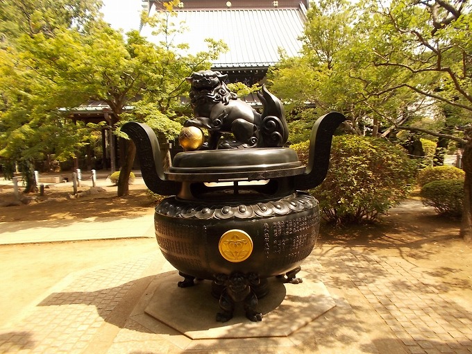 豪徳寺　仏殿前香炉